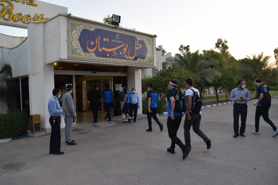 تیم استقلال تهران  با رعایت پروتکل های بهداشتی وارد هتل بوستان اهواز شد